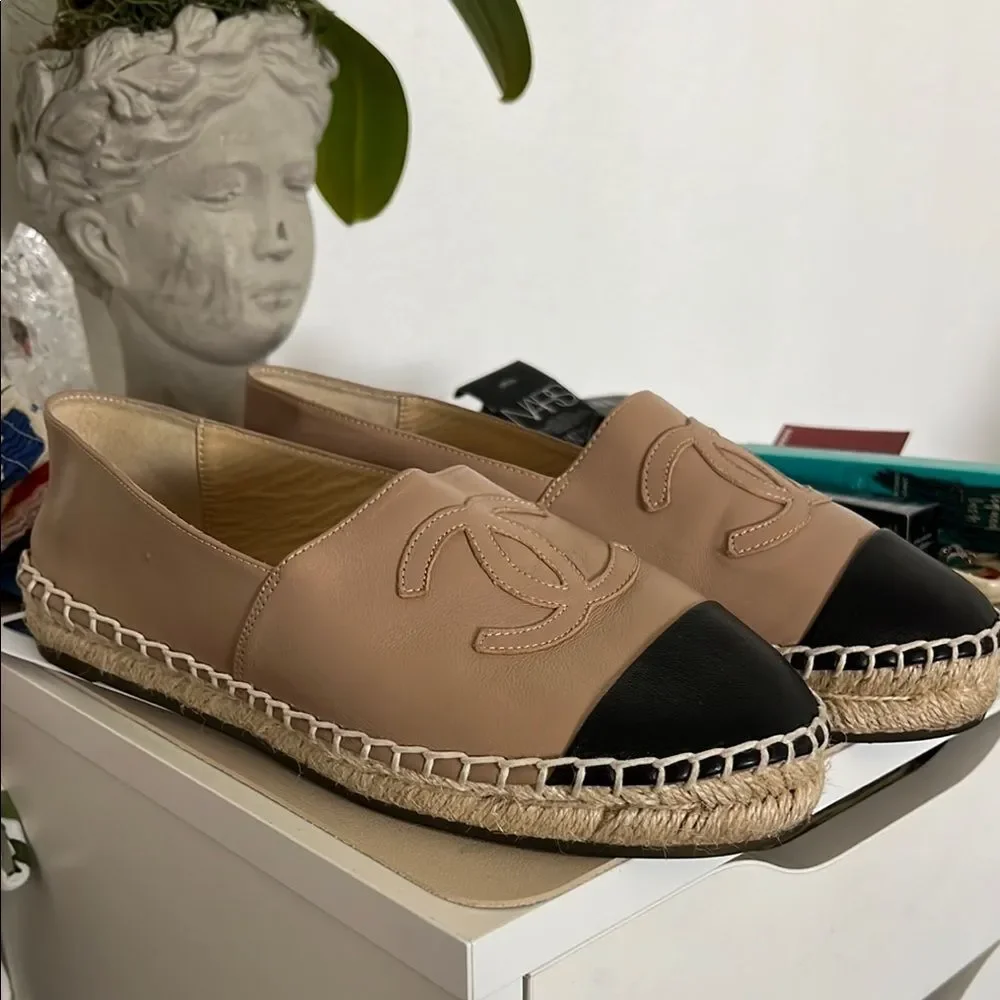 CHANEL Cream and Black Espadrilles size 40